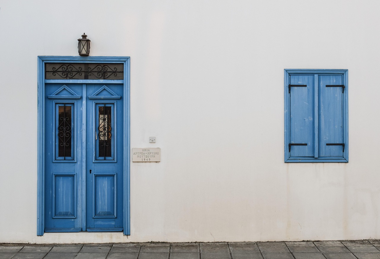 Trendy 2026 pastel blue window frames.